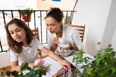 Bir anne ve kız, bitki ve barışçıl bir atmosferle çevrili, rahat balkonlarında sanat ve zanaat faaliyetleriyle uğraşırken, birbirlerine bağlanma zamanlarını paylaşıyorlar..