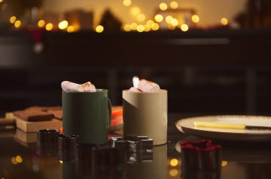 Sıcak kakao ve lokum dolu sıcak bir tatil sahnesi, sıcak ışıklandırma, şenlik havası ve Noel ve aile toplantıları için mükemmel pişirme düzeni..