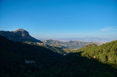 Engebeli dağlarla çevrelenmiş engebeli bir vadi ve gökyüzünün altındaki sonsuz yeşil ormanlar keşifleri, sükuneti ve doğanın uçsuz bucaksız manzarasına olan korkuyu davet ediyor..