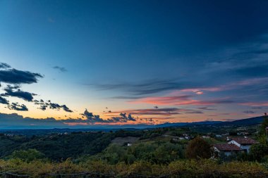 Güneş, Collio, Friuli Venezia Giulia, İtalya 'nın üzüm bağlarının üzerinden batar.
