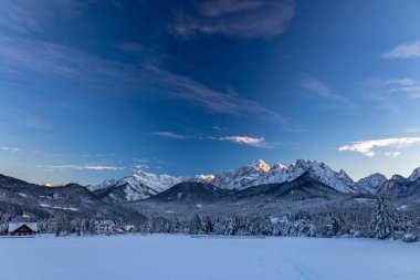 Tarvisio 'da dondurucu kış günbatımı, Friuli Venezia Giulia, İtalya