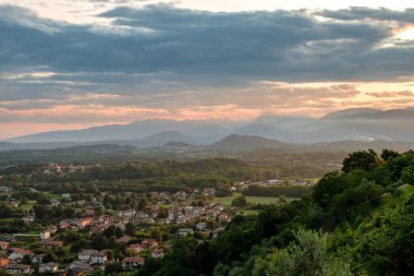 İtalya 'nın Friuli Venezia-Giulia kırlarında fırtınalı bir akşamda gün batımı