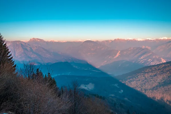 イタリアのフリウリ ヴェネツィア ジュリアの山の中で冬の日をトレッキング — ストック写真