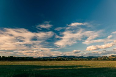 Güneş, Collio, Friuli Venezia Giulia, İtalya 'nın üzüm bağlarının üzerinden batar.