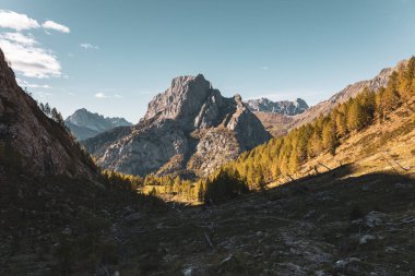 İtalya 'nın Friuli Venezia-Giulia Alplerinde güneşli bir sonbahar günü