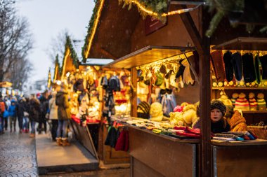 İtalya 'nın kuzeyinde bir Aralık akşamı Noel pazarları