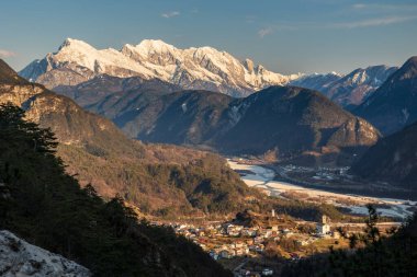İtalya 'nın Friuli-Venezia Giulia Alplerinde ilkbahar günü