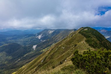 Slovenya ile İtalya arasındaki dağlarda güzel bir yürüyüş günü