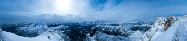 Güzel İtalyan dolomitleri bir kış gününde