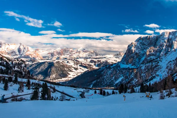 在一个大雪的冬天 太阳落在意大利的高山山谷上 — 图库照片