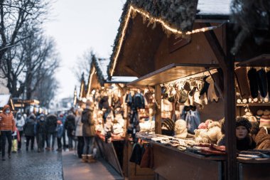 İtalya 'nın kuzeyinde bir Aralık akşamı Noel pazarları