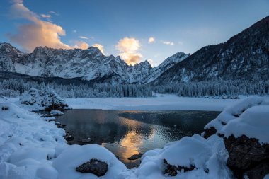 Fusine, Friuli Venezia Giulia, İtalya göllerinde dondurucu kış günbatımı