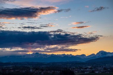 Güneş bulutların ardında Udine, Friuli-Venezia Giulia, İtalya kırsalında ilerliyor.