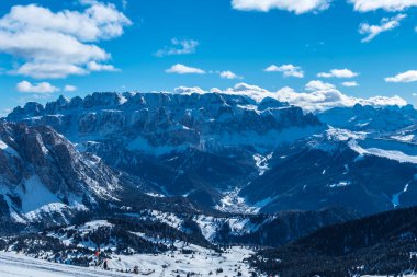 Güzel İtalyan dolomitleri bir kış gününde