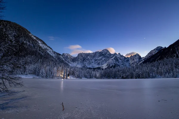 Fusine, Friuli Venezia Giulia, İtalya göllerinde dondurucu kış akşamı