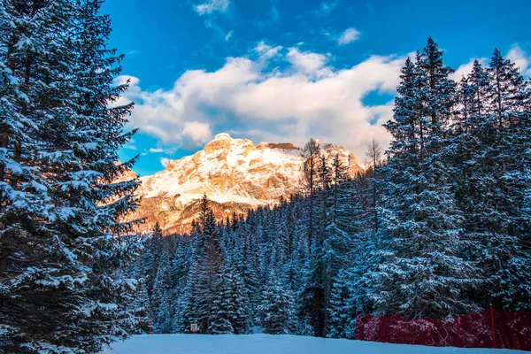 太陽は雪の多い冬にイタリアの高山の谷を下る — ストック写真