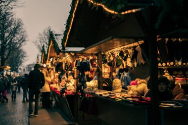 İtalya 'nın kuzeyinde bir Aralık akşamı Noel pazarları