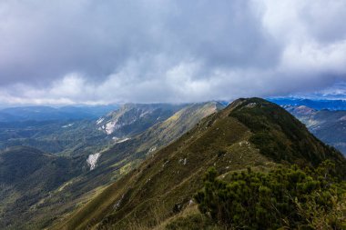Slovenya ile İtalya arasındaki dağlarda güzel bir yürüyüş günü