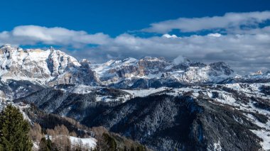 Karlı bir kış sırasında İtalya 'da bir Alp Vadisi' nde güneş batar