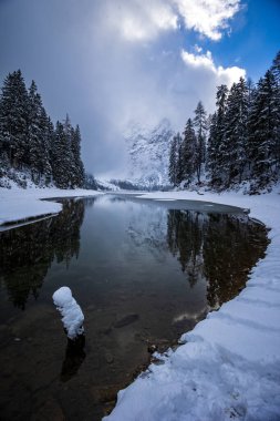 Kar ve güneş aynı gün Braies Gölü 'nde, Trentino Alto-Adige, İtalya