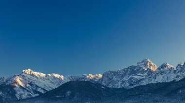 Tarvisio 'da dondurucu kış günbatımı, Friuli Venezia Giulia, İtalya
