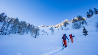 Büyük bir kar yağışı sonrası alaycı alpler. Udine ili, Friuli-Venezia Giulia bölgesi, İtalya