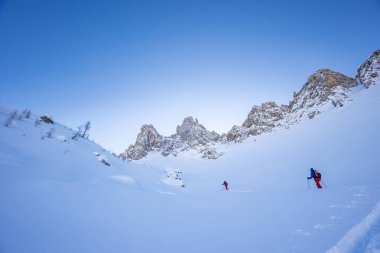 Büyük bir kar yağışı sonrası alaycı alpler. Udine ili, Friuli-Venezia Giulia bölgesi, İtalya