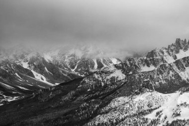 İtalyan Alplerinde kar taşıyan bulutlar