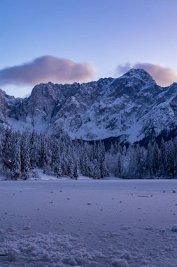 Fusine, Friuli Venezia Giulia, İtalya göllerinde dondurucu kış günbatımı