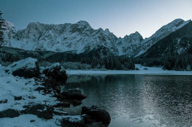 Fusine, Friuli Venezia Giulia, İtalya göllerinde dondurucu kış günbatımı
