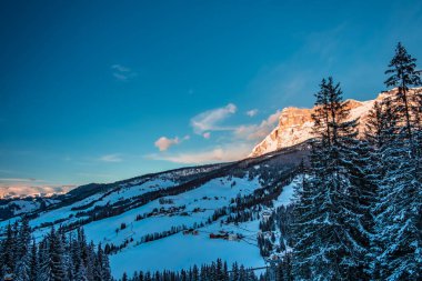 Karlı bir kış sırasında İtalya 'da bir Alp Vadisi' nde güneş batar