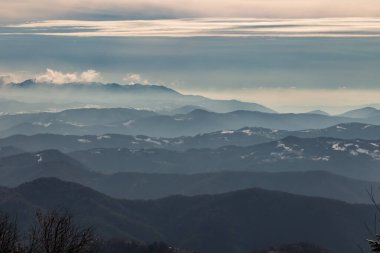 Matajur Dağı, İtalya, güneşli bir kış gününde