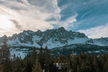 Sesto, Trentino Alto-Adige, İtalya Dolomiti 'sinde güneşli bir gün