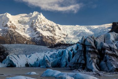 Soğuk bir yürüyüş gününde İzlanda 'da Svinafellsjokull