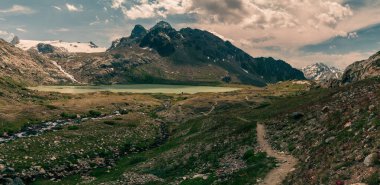 Rutor grubunun dağlarında yaz yürüyüşü günü, La Thuile
