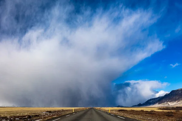 Вождение Зимой Исландии — стоковое фото