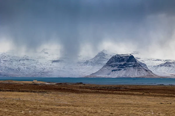 アイスランドのグルンドニファー カークジュフェルは寒い行進の日に — ストック写真