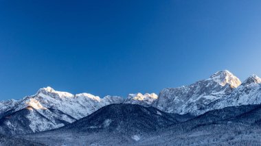 Tarvisio 'da dondurucu kış günbatımı, Friuli Venezia Giulia, İtalya