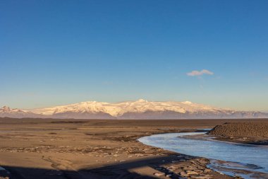 Güneş, İzlanda 'da kışın sonunda her zaman güzel bir atmosfer sağlar.