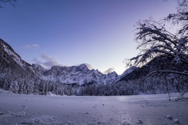 Fusine, Friuli Venezia Giulia, İtalya göllerinde dondurucu kış günbatımı