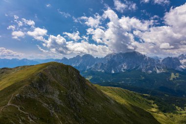 Sesto, Trentino Alto-Adige, İtalya Dolomiti 'sinde güneşli bir gün