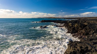 Soğuk bir yürüyüş gününde İzlanda 'nın güzel kıyıları
