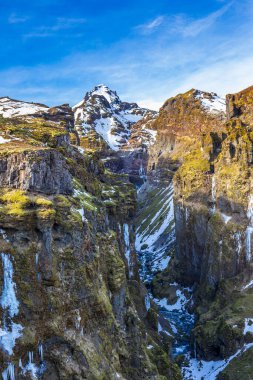 Kirkjufell, Grundarfirur, İzlanda Soğuk bir yürüyüş gününde