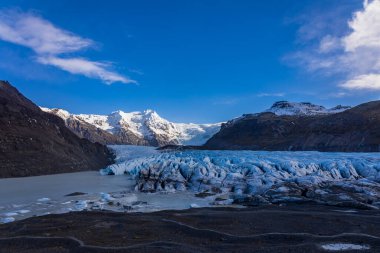 Soğuk bir yürüyüş gününde İzlanda 'da Svinafellsjokull
