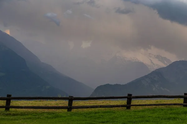 Tramonto Estivo Con Temporale Arrivo Sulle Montagne Della Valle Aosta — Foto Stock