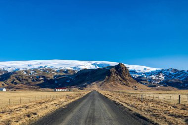 Güneş, İzlanda 'da kışın sonunda her zaman güzel bir atmosfer sağlar.
