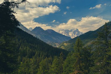 Rutor grubunun dağlarında yaz yürüyüşü günü, La Thuile