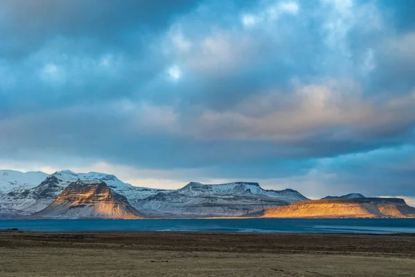 アイスランドのグルナフヤード州カークジュフェルは寒い行進の日に — ストック写真