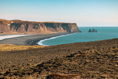 Boş gökyüzü, soğuk ve rüzgarlı Dyrholaey yarımadasında Mart günü