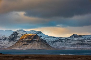 Kirkjufell, Grundafjurd, İzlanda Soğuk bir yürüyüş gününde